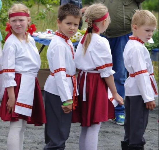 Фото: news.myseldon.com. Юные вепсы в национальной одежде. Скоро увидим, как будет выглядеть школьная форма с этическими мотивами.