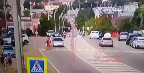 Фото: Кадр из видео Телеграм-канала 112. На заднем плане видно, как к переходу приближается мотоциклист, сбивший группу пешеходов…