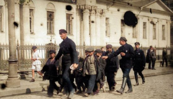 Фото: history.ru. Милиционеры ведут беспризорников времен Гражданской воны в участок