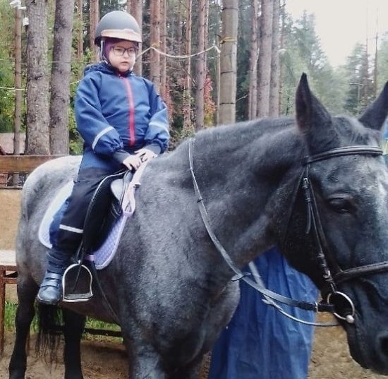Фото: Из архива семьи Бороденко. Василина на любимой лошадке.