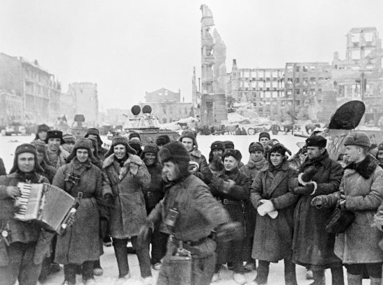 Фото: Георгий Зельма (Медиабанк РИА Новости). Январь 1943 года. Красноармейцы празднуют победу в Сталинградской битве.